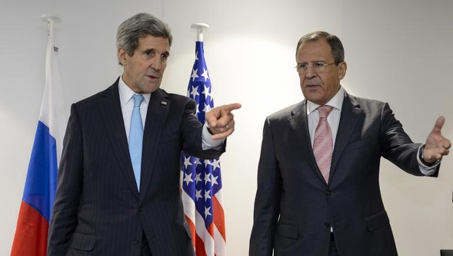 Le Secrétaire d'Etat américain John Kerry son homologue russe Sergueï Lavrov le 4 décembre 2014 à Bâle