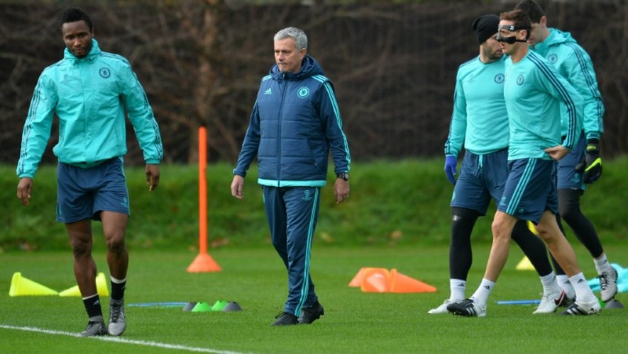 Le manager de Chelsea Jose Mourinho (c) à l'entraînement, la veille du match contre Porto en Ligue des champions, le 8 décembre 2015 à Londres