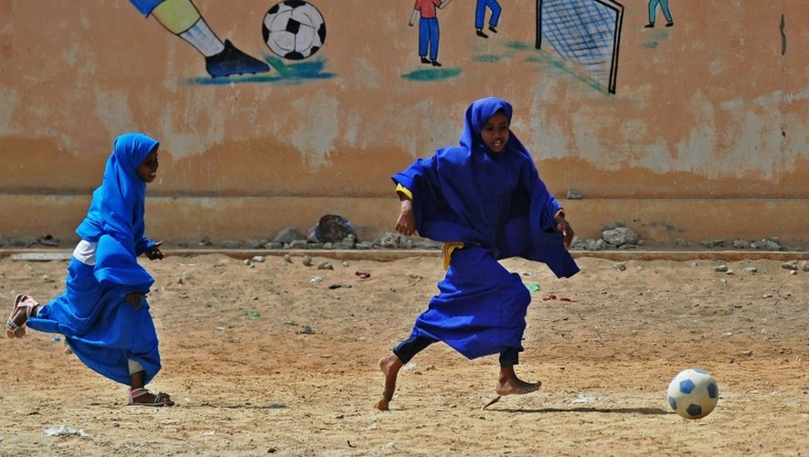 Des fillettes somaliennes jouent au foot à Mogadiscio, le 5 octobre 2016