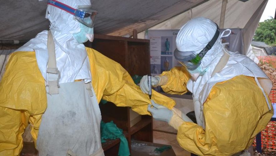 Des personnels du centre Donka pour le traitement d'Ebola le 8 décembre 2014 à Conakry
