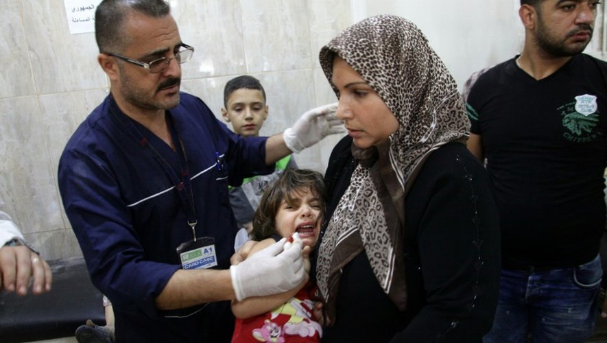 Une habitante d'Alep amène sa fille à l'hôpital après le bombardement du quartier d'al-Jamiliyeh, dans l'est de la ville, le 16 octobre 2016