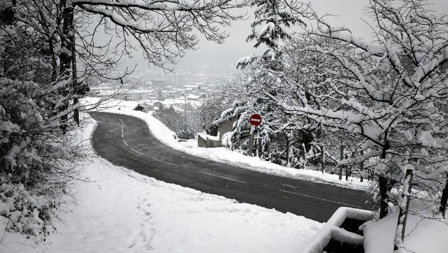 Vue en date du 4 janvier 2010 d'une route secondaire de la campagne Lyonnaise, alors que d'après le Bulletin de Météo France, trois départements (Ain, Drôme, Isère) étaient en "vigilance orange" neige et verglas