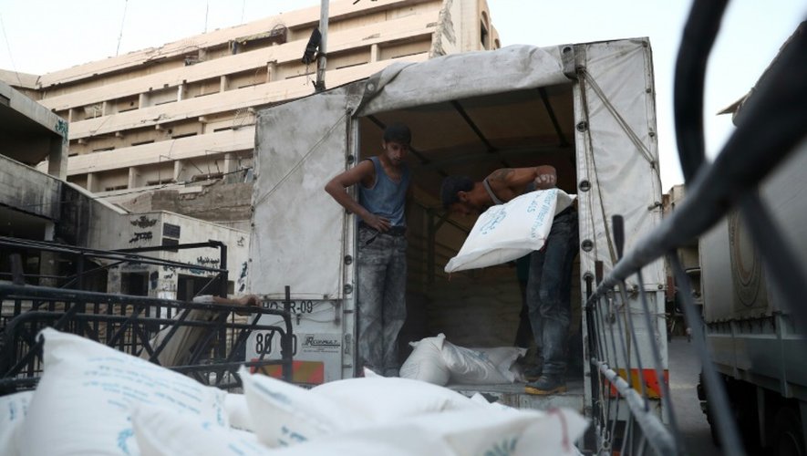 De l'aide humanitaire déchargée d'un camion le 19 octobre 2016 à Douma, ville tenue par les rebelles
