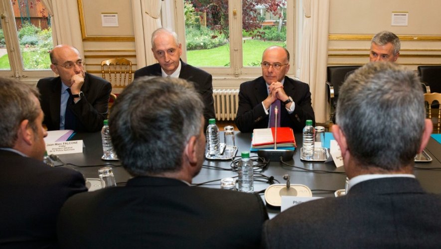 Le ministre de l'Intérieur Bernard Cazeneuve (2è d) rencontre des syndicats de policiers à son ministère à Paris, le 19 octobre 2016