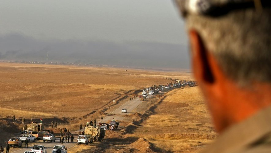 Des peshmergas prennent position près de la ville de Bachiqa, en Irak, le 20 octobre 2016