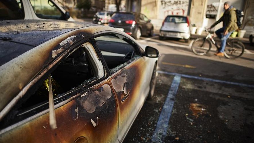 Véhicule incendié lors de violences le 13 décembre 2014 à Zurich