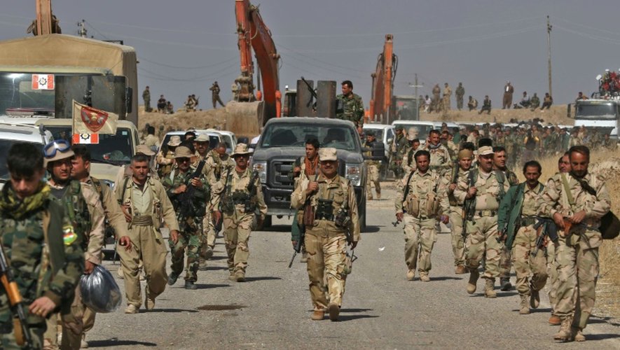 Des combattants peshmergas avancent en direction de Nawran, à 10 km au nord-est de Mossoul, pour prendre la ville au groupe Etat islamique, le 20 octobre 2016 en Irak