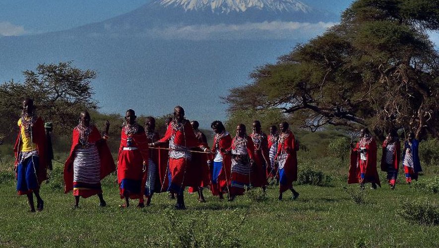 Des femme se rendant aux "Jeux Olympiques masaï" passent devant le Kilimandjaro, à Kimani au Kenya le 13 décembre 2014