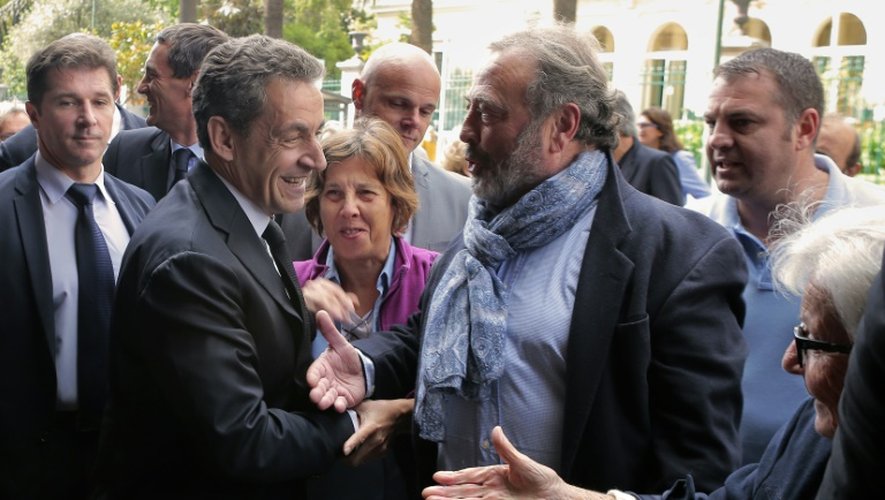 Nicolas Sarkozy serre la main de supporteurs à Ajaccio le 20 octobre 2016