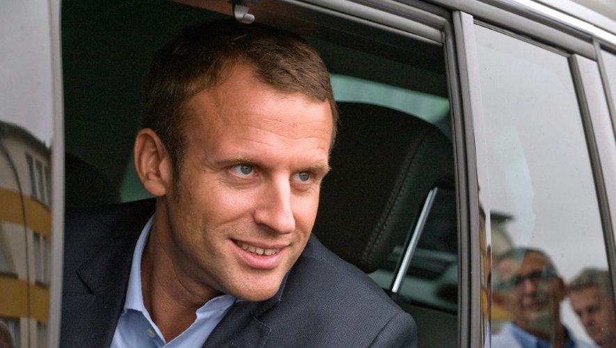 Emmanuel Macron lors d'une visite à l'usine Auriplast le 8 septembre 2016 à Aurillac
