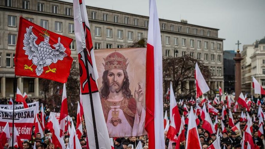 Une photo de Jésus apparaît parmi la manifestation organisée à Varsovie, le 13 décembre à l'appel du parti conservateur polonais Droit et Justice