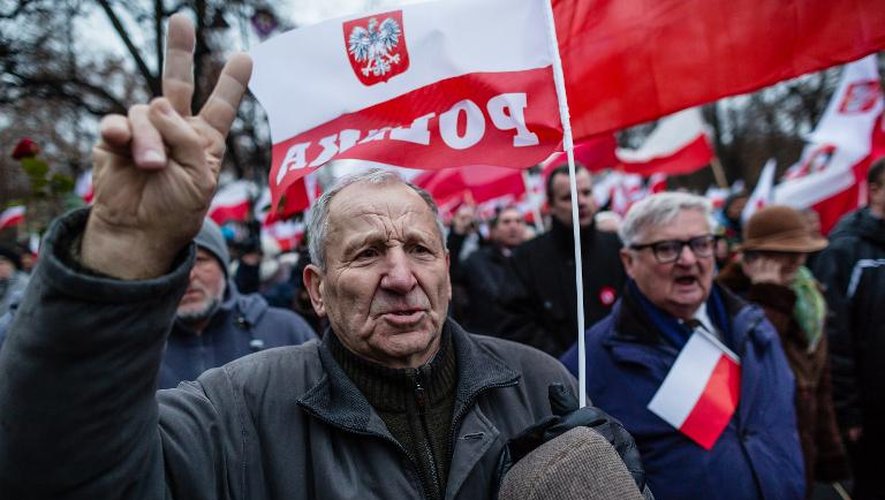 Un manifestant du parti PiS conservateur polonais défile, le 13 décembre 2014 à Varsovie pour dénoncer les irrégularités dans les dernières élections