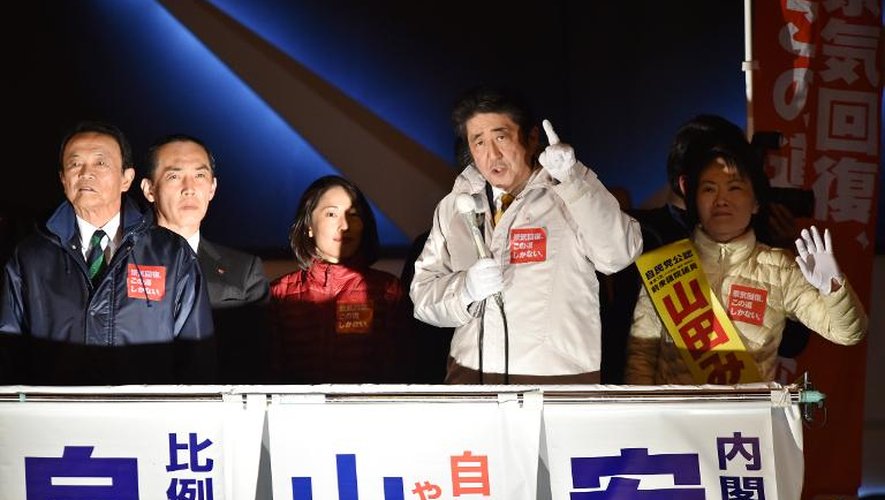 Le Premier ministre japonais Shinzo Abe prononce un discours de campagne à Tokyo, le 13 décembre 2014