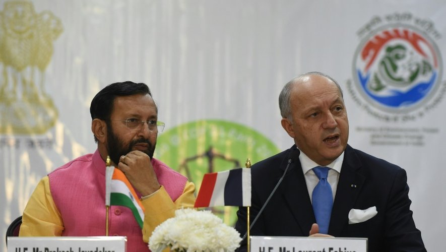 Le ministre indien de l'Environnement Prakash Javadekar et le ministre français des Affaires étrangères Laurent Fabius lors d'une conférence de presse le 20 novembre 2015 à New Delhi