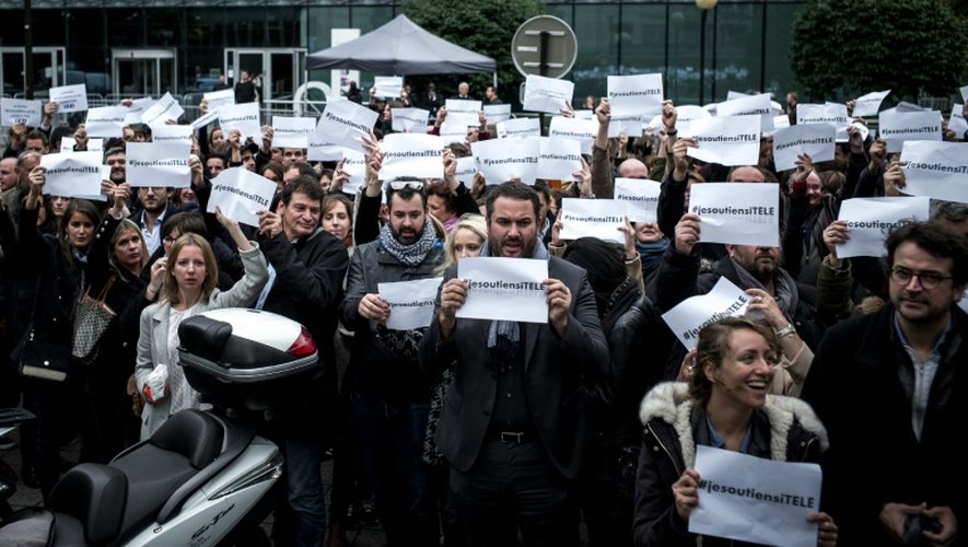 Les journalistes manifestent devant le siège de iTélé le 19 octobre 2016  à Boulogne-Billancourt