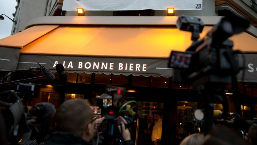 Une pancarte "Je suis en terrasse", placardée au-dessus du bar "A la Bonne Biere" visé par les attentats, photographiée à Paris le 4 décembre 2015