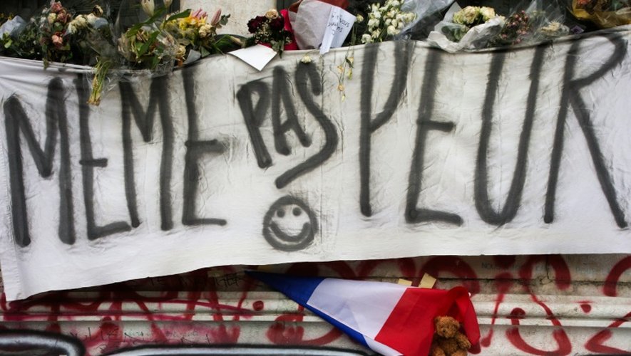 Une banderole "même pas peur" sur la statue de la République à Paris, photographiée le 30 novembre 2015