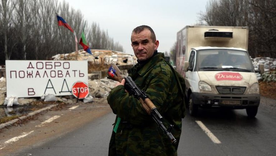 Un homme armé partisan des indépendantistes, à un point de contrôle le 13 décembre 2014 à Horlivka près de Donetsk
