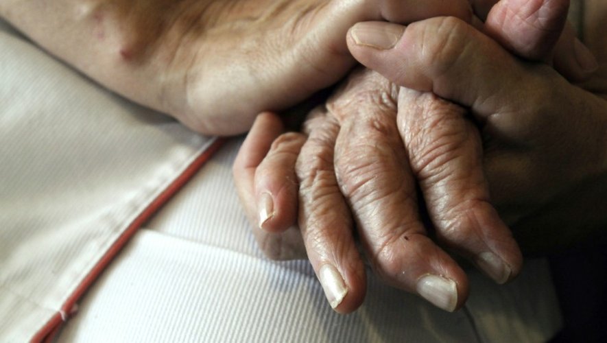 Une infirmière tient la main d'une malade d'Alzheimer à Lutterbach le 21 septembre 2009