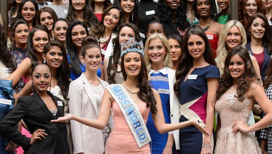 Megan Young, Miss Monde 2013, entourée des candidates au titre de Miss Monde 2014 le 25 novembre 2014 à Londres