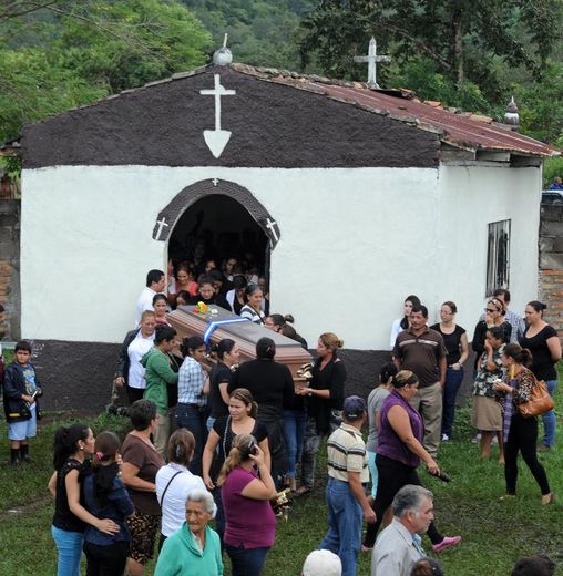 Des personnes assistent le 23 novembre 2014 à Santa Barbara aux funérailles de Miss Honduras, Maria Jose Alvarado, et de sa soeur Sofia Trinidada assassinées quelques jours auparavant