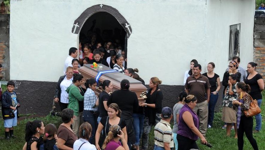 Des personnes assistent le 23 novembre 2014 à Santa Barbara aux funérailles de Miss Honduras, Maria Jose Alvarado, et de sa soeur Sofia Trinidada assassinées quelques jours auparavant