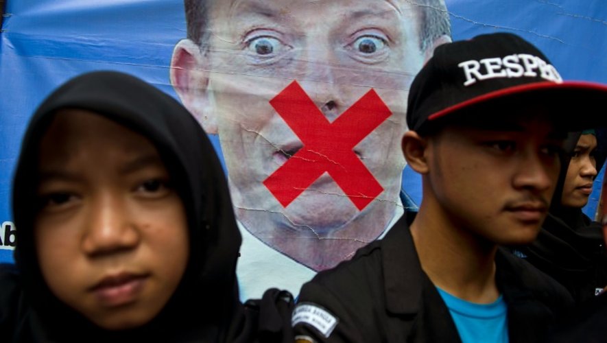 Des manifestants indonésiens réunis devant une affiche vandalisée du Premier ministre australien à l'époque Tony Abbott devant l'ambassade australienne à Jakarta le 10 mars 2015