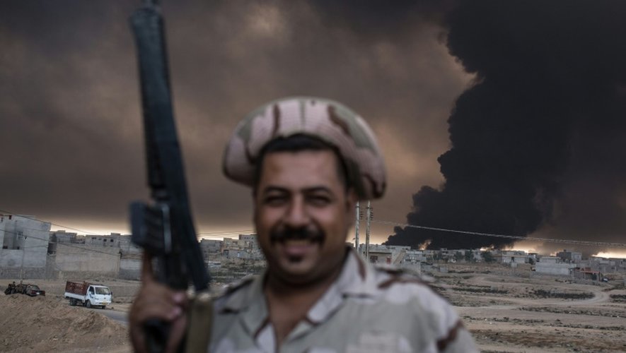 Un soldat irakien dans les environs de Qayyarah, une soixantaine de kilomètres au sud de Mossoul, le 19 octobre 2016
