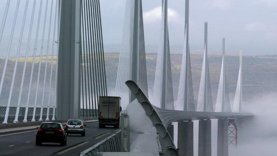 Les premiers véhicules passent le viaduc de Millau, le 16 décembre 2004, au premier jour d'exploitation de l'ouvrage construit par la société Eiffage.