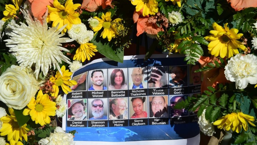 Photo prise le 7 décembre 2015 de portraits des victimes de la tuerie de San Bernardino, en Californie, sur un mémorial installé près du lieu de la fusillade
