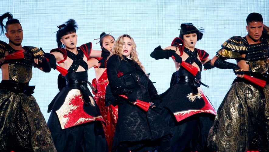 La chanteuse Madonna sur scène à Paris le 9 décembre 2015