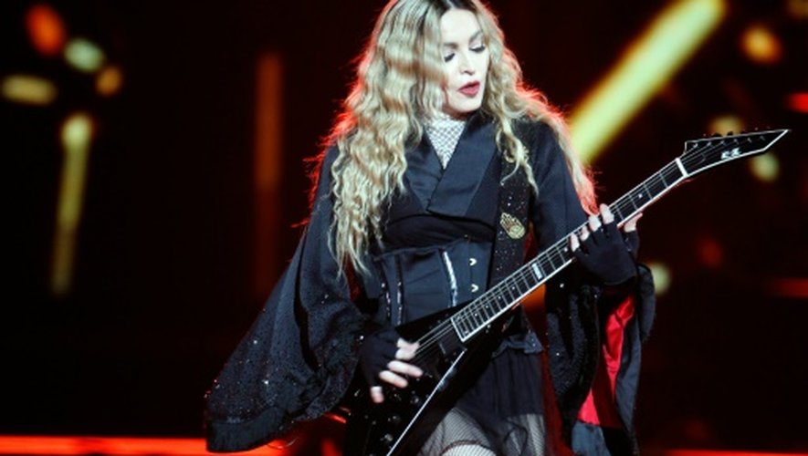 La chanteuse Madonna sur scène à Paris le 9 décembre 2015