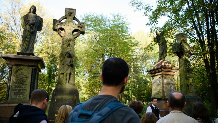 Le guide Sheldon Goodman présente aux visiteurs le cimetière de Tower Hamlets à Londres le 31 octobre 2015