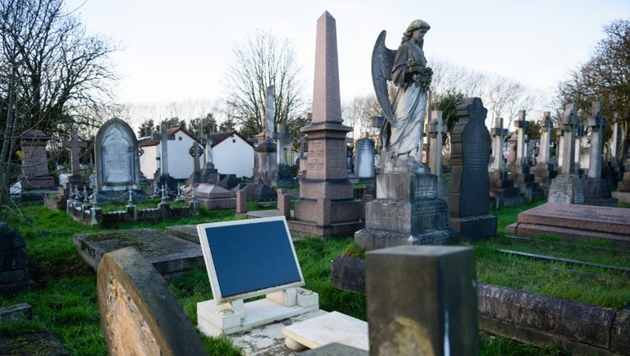 Une tombe non-gravée qui ressemble à un écran d'ordinateur au cimetière de Kensal Green le 9 décembre 2015