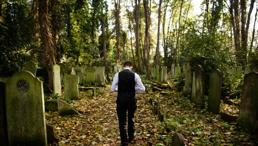 Le guide Sheldon Goodman dans le cimetière de Tower Hamlets à l'Est de Londres le 31 octobre 2015