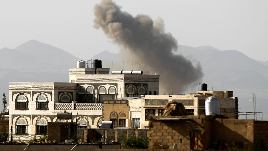 De la fumée dans le ciel de Sanaa, la capitale du Yémen, après un raid de la coalition emmenée par l'Arabie saoudite le 5 octobre 2016