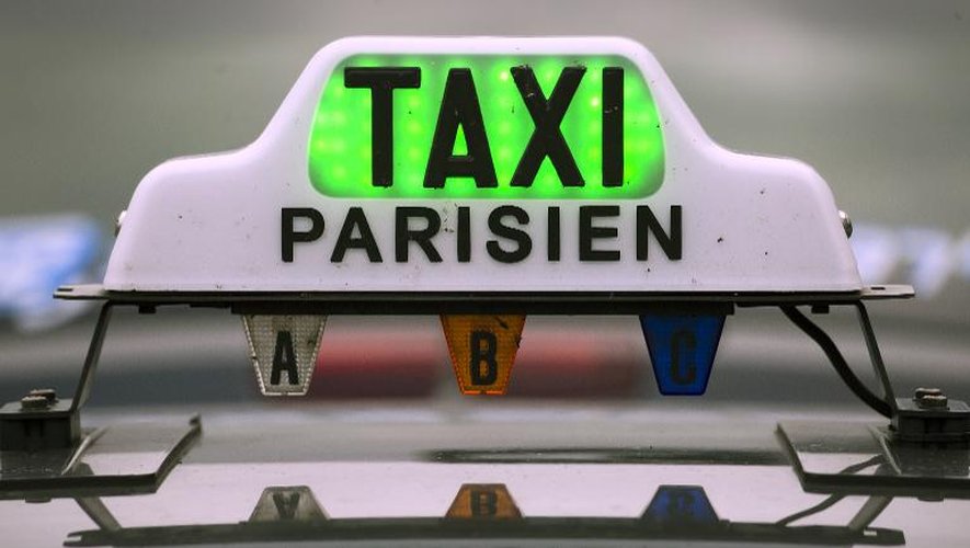 Des associations de taxis dénoncent la concurrence déloyale du géant du véhicule de tourisme avec chauffeur Uber