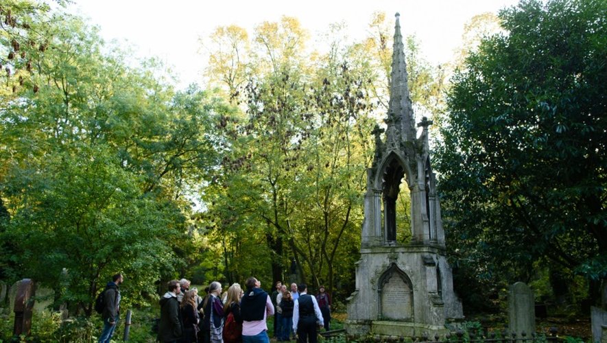 Sheldon Goodman mène une visite guidée du cimetière de Tower Hamlets le 31 octobre 2015