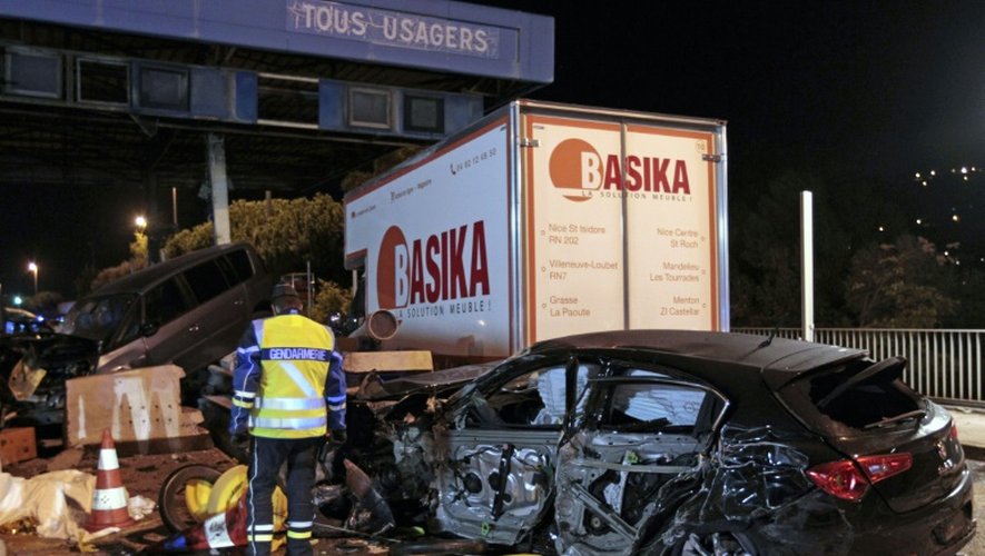 Une épave de voiture sur le lieu d'un accident provoqué par un camion à un péage sur l'autoroute A8 près de Nice, le 29 octobre 2015