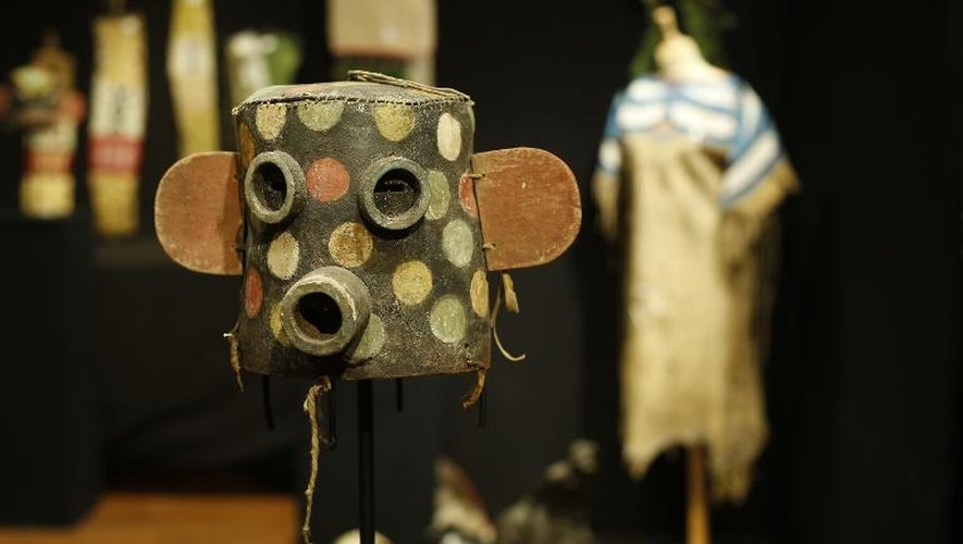 Un masque amérindien fait de cuir et de bois datant de 1900-1910 exposé chez Drouot, à Paris, le 14 décembre 2014