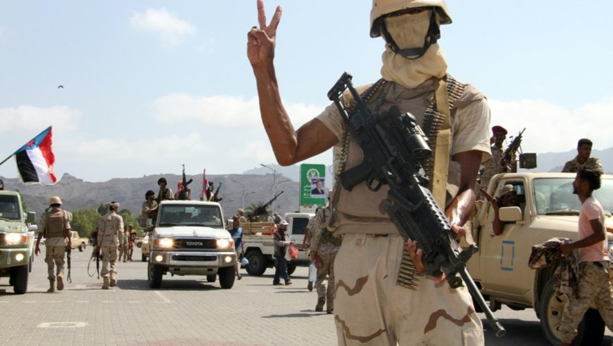 Un combattant yémenite loyal aux forces gouvernementales dans les rues d'Aden le 13 octobre 2016