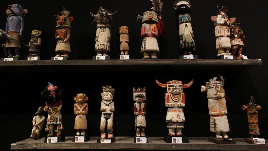 Des poupées des tribus Hopi et Zuni exposées chez Drouot à la veille de leur vente aux enchères, le 14 décembre 2014