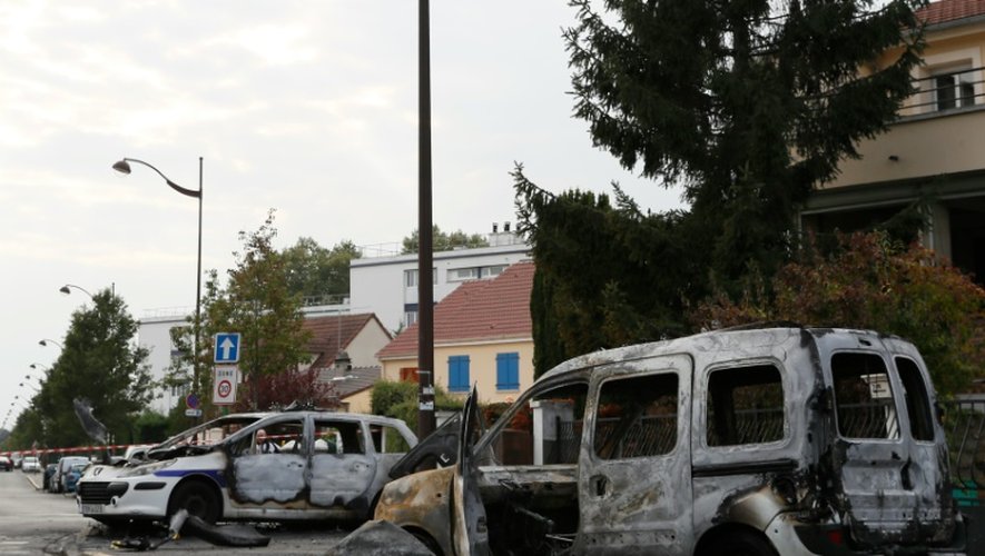 Une fougonette et un véhicule de police brûlés à Viry-Chatillon (Essonne) le 8 octobre 2016 par des agresseurs qui ont blessé deux policiers en patrouille