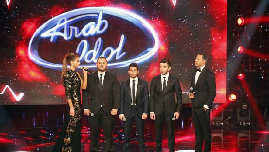Le jeune Syrien Hazem Chérif (2e à droite) quelques instants avant l'annonce de sa victoire dans le concours "Arab Idol", le 14 décembre 2014 à Beyrouth