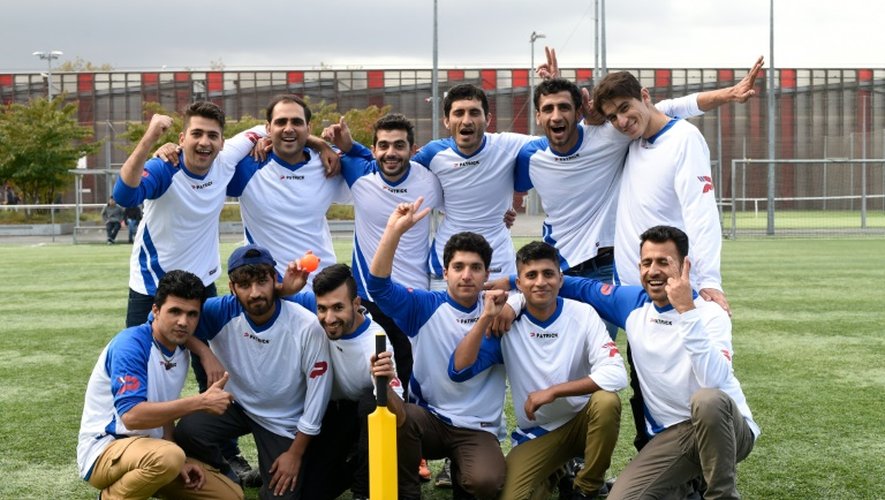 Une équipe de cricket composée de migrants et l'ancien joueur afghan Mohamed Daoud Ahmadzai (3e en partant de la gauche), le 20 octobre 2016 à Paris