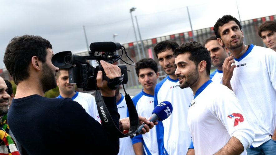 L'ancien joueur de cricket afghan Mohamed Daoud Ahmadzai (3e en partant de la gauche), le 20 octobre 2016 à Paris