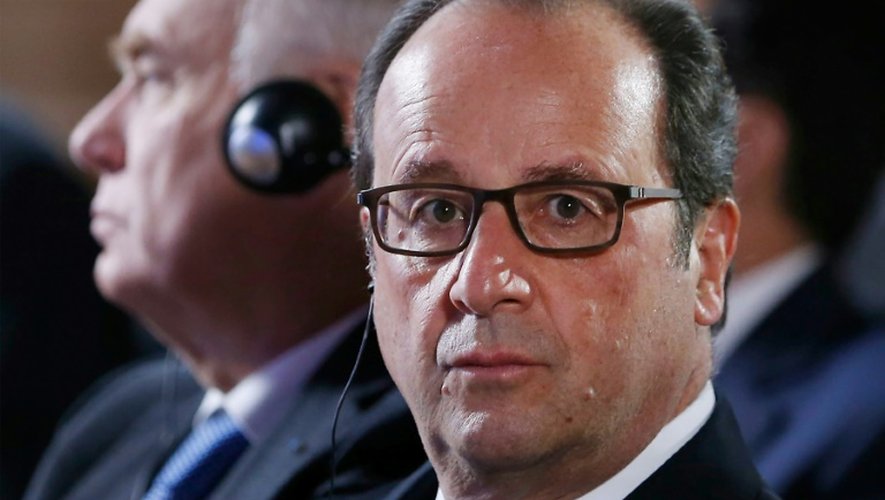 Le président français François Hollande aux côtés du ministre des Affaires étrangères Jean-Marc Ayrault à Paris le 20 octobre 2016