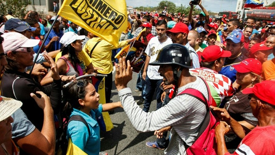 Partisans (d) et opposants au président Maduro face à face, le 12 octobre 2016 à Porlamar au Venezuela