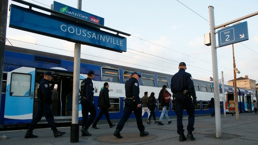 Des policiers sur la ligne D du RER le 13 octobre 2015 à Goussainville