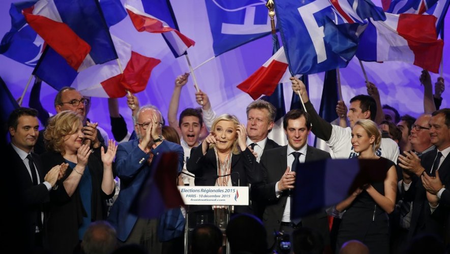 La président du FN Marine Le Pen (centre), le 10 décembre 2015 à Paris